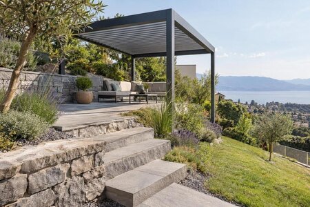 Så planerar du en pergola på en lutande terrass