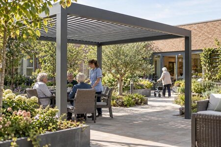 Pergola på gård vid vård- och omsorgsboende