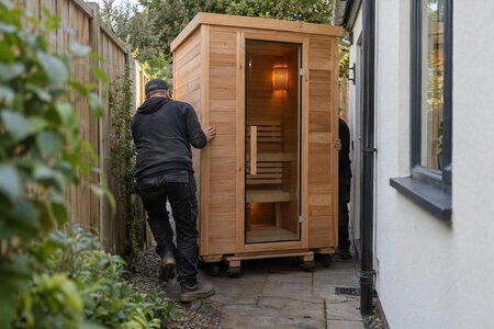 Så planerar du bastuleverans till en trädgård med smal passage
